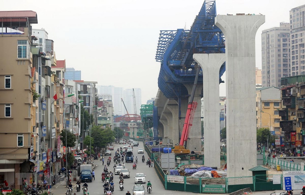 Các trụ bê tông từ cầu vượt Ngã Tư Vọng đến nút giao Tôn Thất Tùng trong dự án xây dựng đường vành đai 2 đoạn Vĩnh Tuy-Ngã Tư Sở của Hà Nội, được đầu tư theo hình thức PPP, hợp đồng BT phần lớn đã được hoàn thiện.