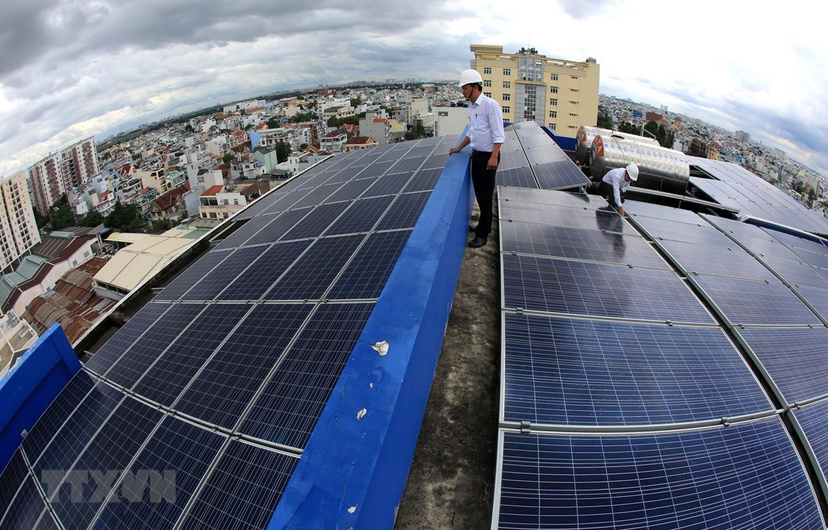 Hệ thống điện Mặt Trời áp mái được lắp đặt trên nóc trụ sở Công ty Điện lực Gò Vấp, TP. Hồ Chí Minh.