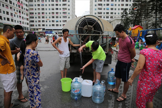 Nhiều khu chung cư khốn đốn sau sự cố nước sông Đà.