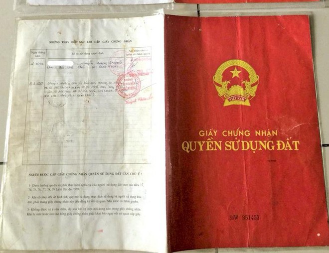 Cuốn sổ đỏ giả mà các đối tượng lừa bà Trần Thuận Thảo.