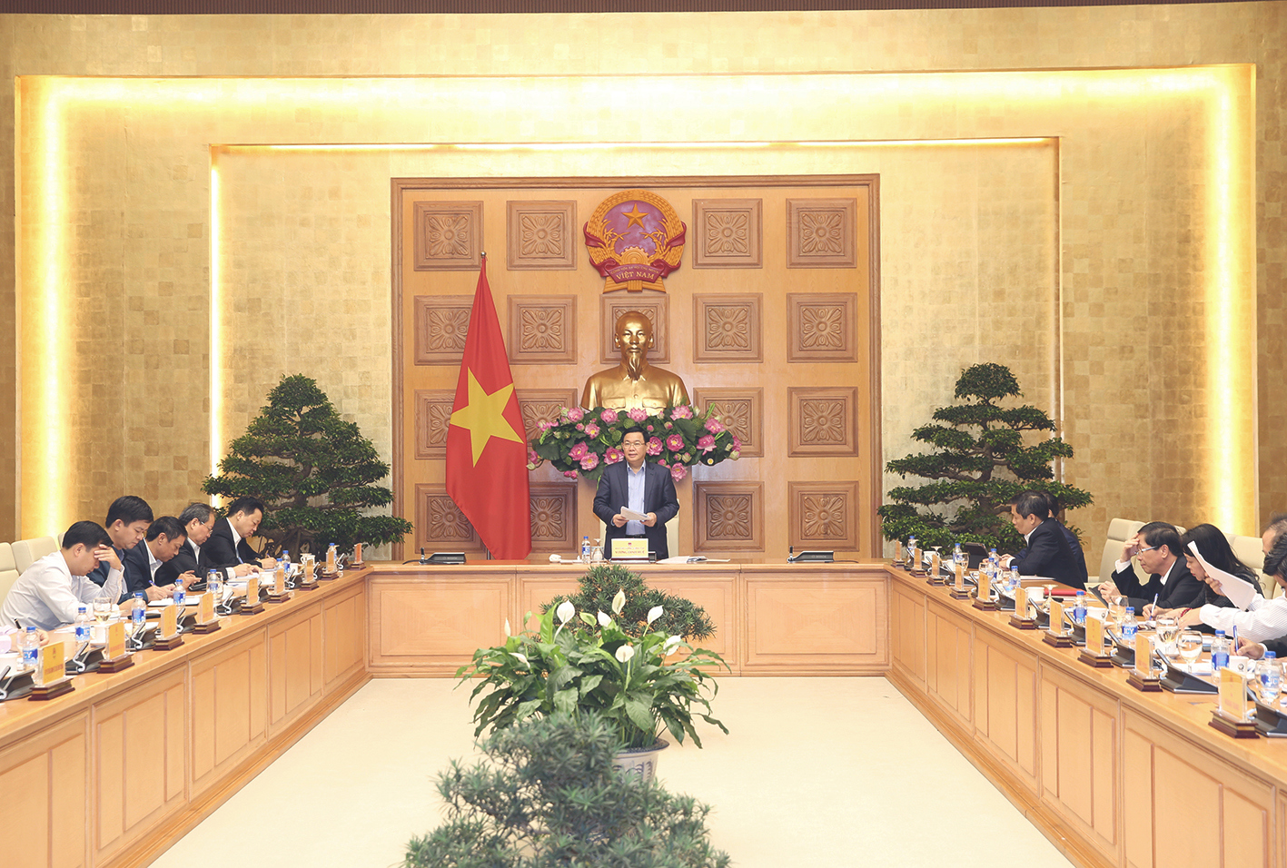 Phó Thủ tướng Vương Đình Huệ chủ trì cuộc họp xây dựng dự thảo Nghị quyết số 01/NQ-CP của Chính phủ. 