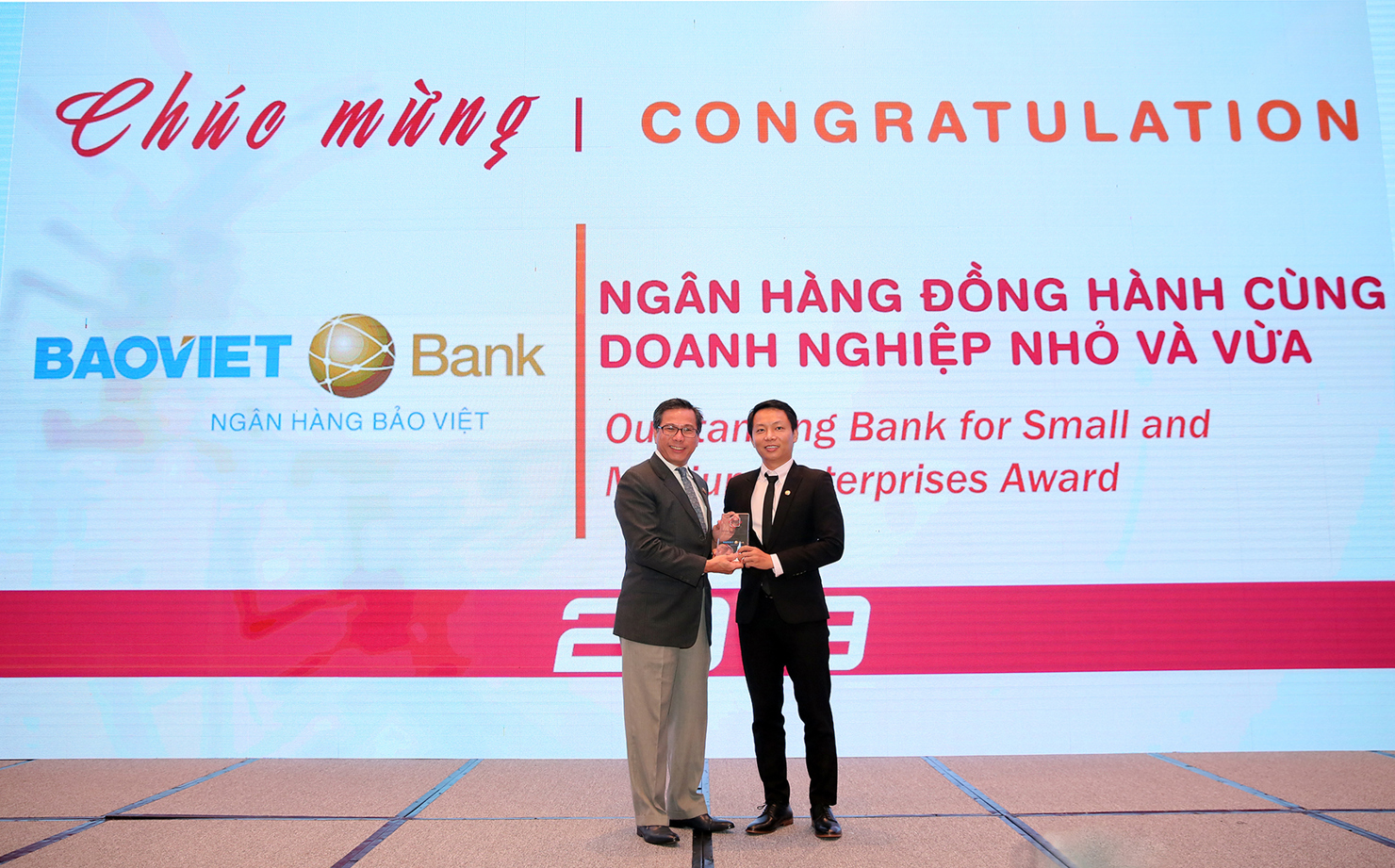 Ông Bùi Quang Vũ - Trưởng Văn phòng đại diện BAOVIET Bank tại TP. Hồ Chí Minh nhận giải thưởng “Ngân hàng đồng hành cùng Doanh nghiệp nhỏ và vừa năm 2019” cho BAOVIET Bank.