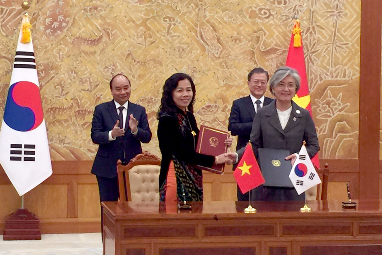 Thứ trưởng Vũ Thị Mai và Bộ trưởng Bộ Ngoại giao Hàn Quốc - Kang Kyung-wha ký Nghị định thư thứ hai sửa đổi Hiệp định tránh đánh thuế hai lần giữa Việt Nam và Hàn Quốc.