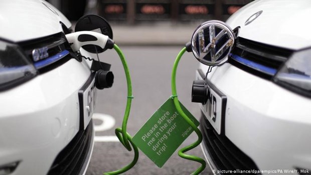 EU phê duyệt khoản trợ cấp trị giá hàng tỷ euro sản xuất pin xe điện.