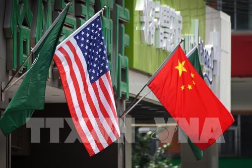 Quốc kỳ của Trung Quốc và Mỹ bên ngoài một khách sạn ở Bắc Kinh, Trung Quốc. Ảnh: AFP/TTXVN