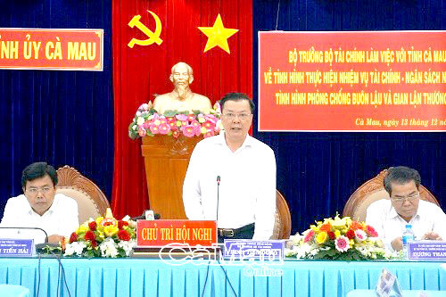 Bộ trưởng Bộ Tài chính Đinh Tiến Dũng phát biểu tại buổi làm việc.