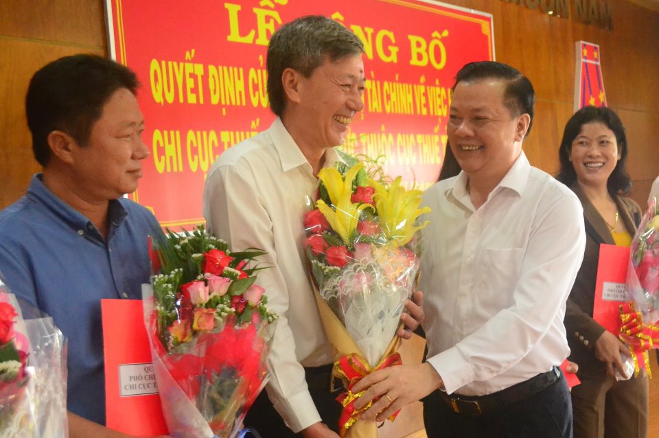 Bộ trưởng Bộ Tài chính Đinh Tiến Dũng tặng hoa chúc mừng Cục Thuế tỉnh Cà Mau về việc thành lập Chi cục thuế khu vực I.
