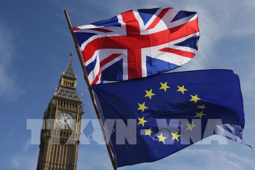 Cờ Liên minh châu Âu (EU) (bên dưới) và Quốc kỳ Anh tại London (Anh) ngày 25/3/2017. Ảnh: AFP/ TTXVN