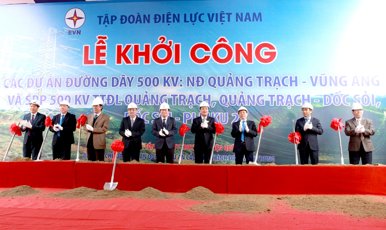 Phó Thủ tướng Trịnh Đình Dũng và các đại biểu thực hiện lễ khởi công dự án.