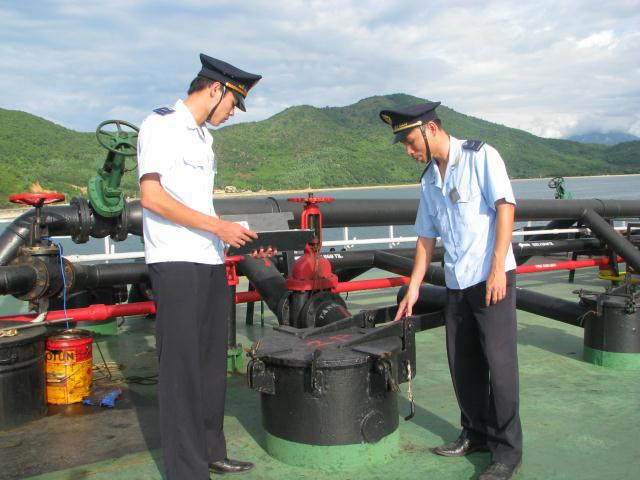 Hải quan Việt Nam tăng cường việc kiểm tra, giám sát các hoạt động xuất nhập khẩu xăng dầu.