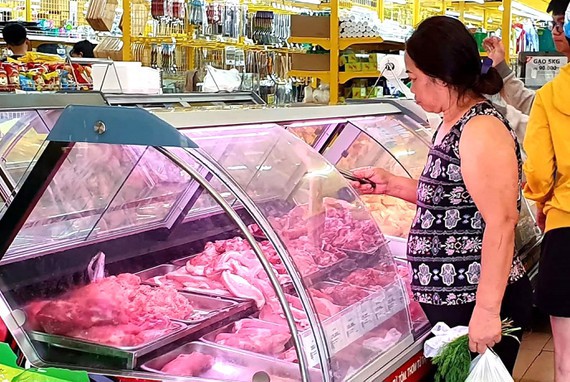 Giá thịt heo tăng cao đang làm ảnh hưởng không nhỏ đến bữa cơm và túi tiền của nhiều gia đình.