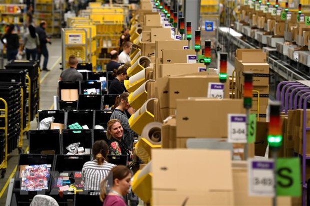 Nhân viên của Amazon chuẩn bị hàng hóa. (Nguồn: AFP/TTXVN)