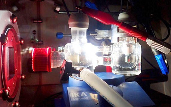 Thí nghiệm với cấu hình 2 điện cực cho thấy các tế bào quang điện có phản ứng với ánh sáng mặt trời nhân tạo.