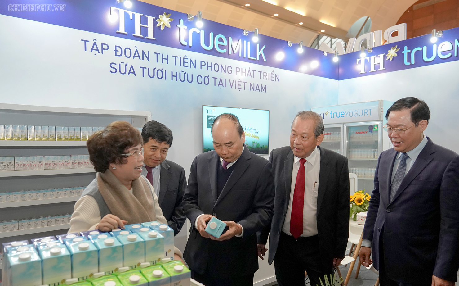 Thủ tướng Nguyễn Xuân Phúc tham quan gian trưng bày các sản phẩm sữa.