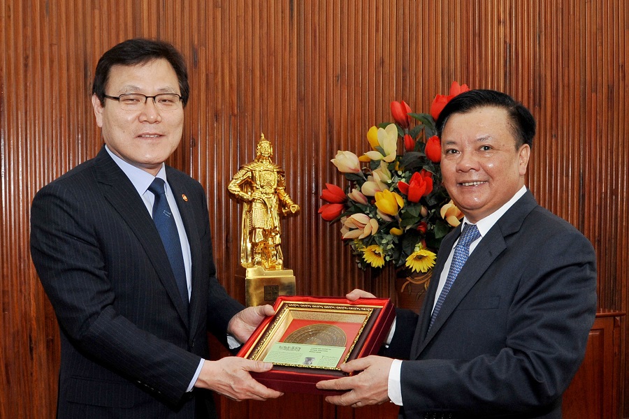 Bộ trưởng Đinh Tiến Dũng và Ông Choi Jongku trong lần đến thăm và làm việc tại Bộ Tài chính Việt Nam (22/3/2018).