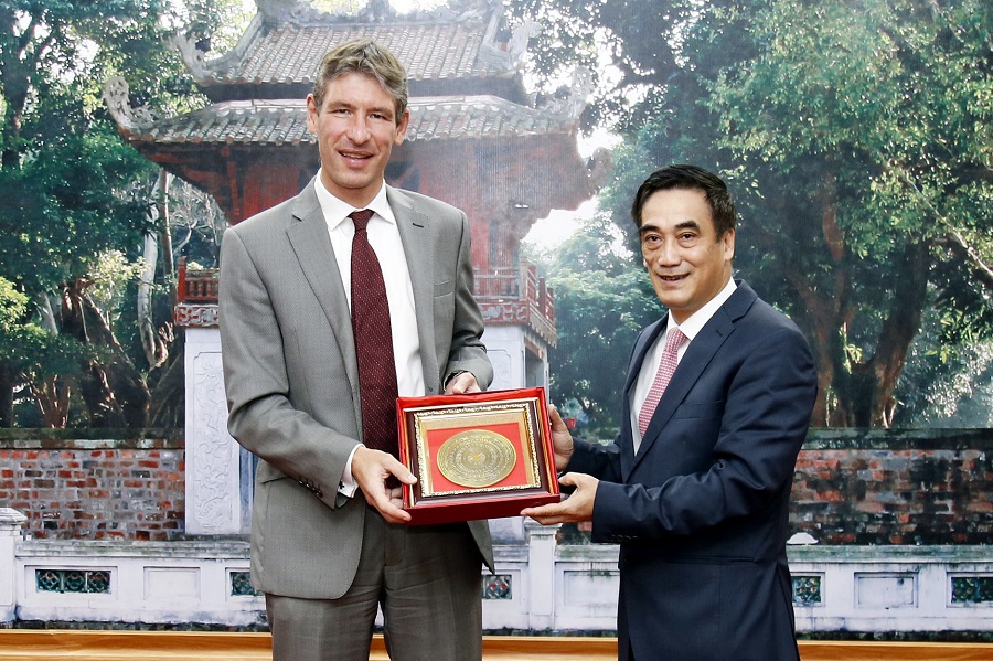 Thứ trưởng Trần Xuân Hà và Đại sứ Giles Lever.