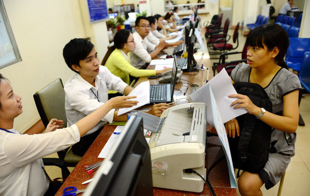 Cán bộ Chi cục Thuế Q.1, TP.Hồ Chí Minh hỗ trợ người nộp thuế.