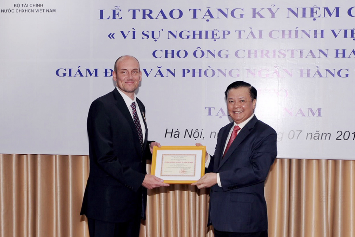 Bộ trưởng Đinh Tiến Dũng trao tặng Kỷ niệm chương “Vì sự nghiệp Tài chính Việt Nam” cho ông Christians Haas.