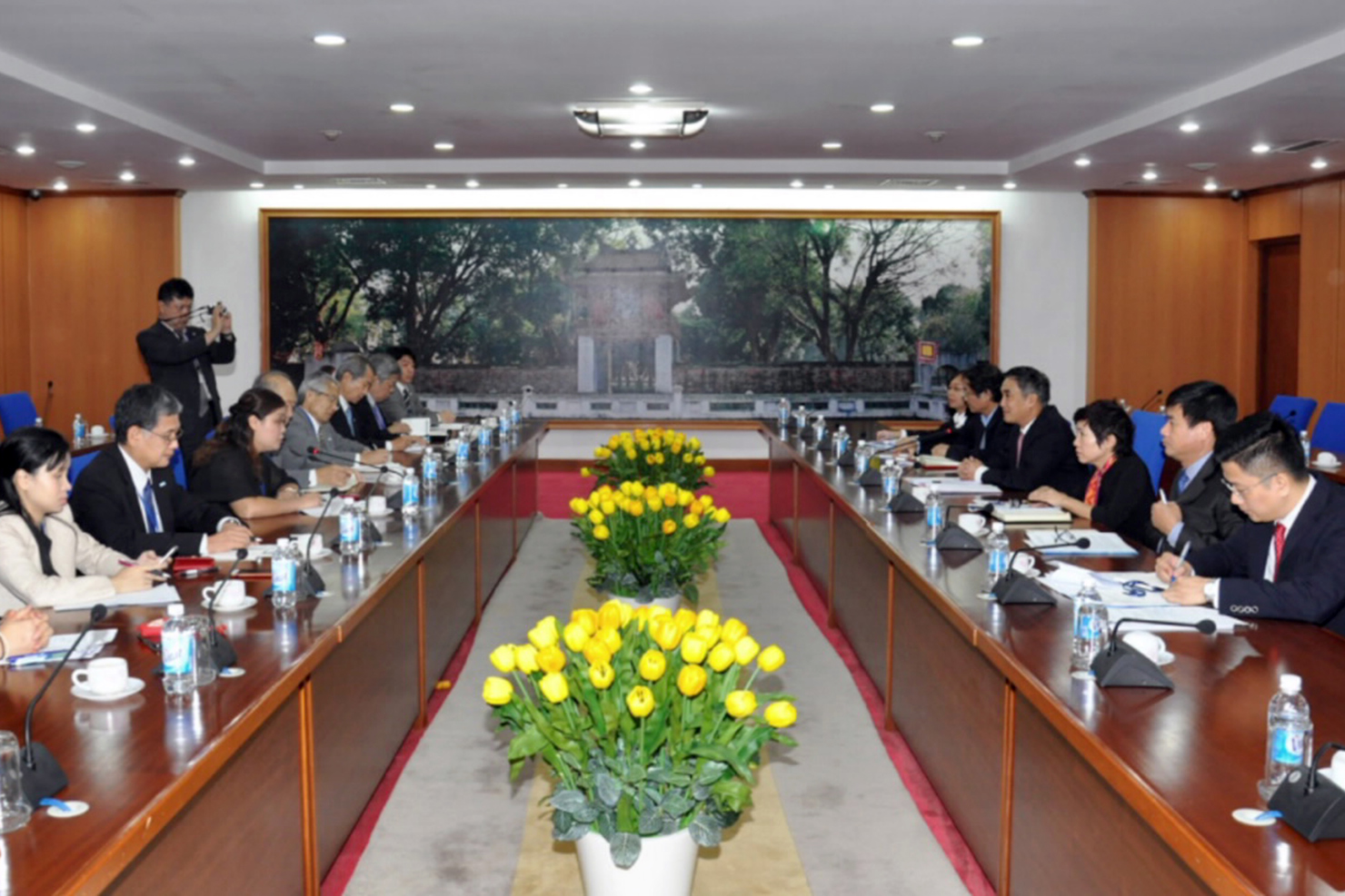 Thứ trưởng Trần Xuân Hà trao đổi với Đoàn công tác của Hiệp hội Xúc tiến Ngoại giao Nhân dân Nhật Bản.