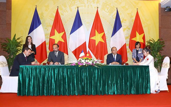 Tổng giám đốc Vietjet, Bà Nguyễn Thị Phương Thảo và ông Philippe Couteaux, Phó Chủ tịch phụ trách Thương mại và Thị trường của tập đoàn CFM International ký kết hợp đồng.