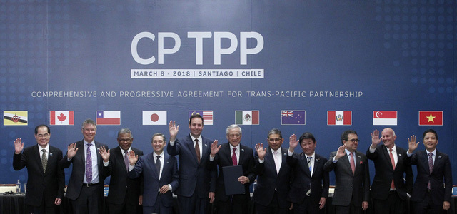 Bộ trưởng Trần Tuấn Anh (phải) cùng đại diện 10 nước tham gia lễ ký Hiệp định CPTPP ở Santiago ngày 8/3. 