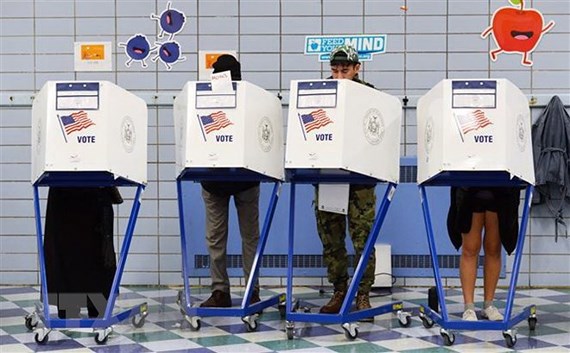 Cử tri Mỹ bỏ phiếu bầu Quốc hội giữa nhiệm kỳ tại điểm bầu cử ở Manhattan, New York. (Ảnh: THX/TTXVN).