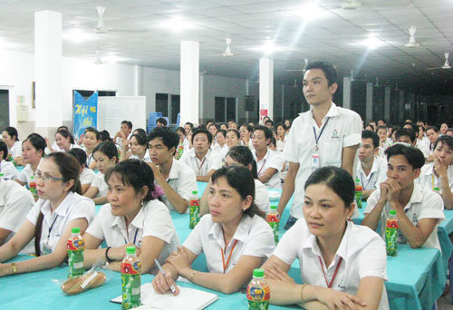 Công nhân lao động tại Công ty TNHH May xuất khẩu Việt Hồng nêu ý kiến tại buổi đối thoại. Ảnh: T.Quốc.