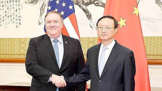 goại trưởng Mỹ Mike Pompeo (trái) và Ủy viên Bộ Chính trị Trung Quốc Dương Khiết Trì trong một cuộc gặp tại Bắc Kinh.