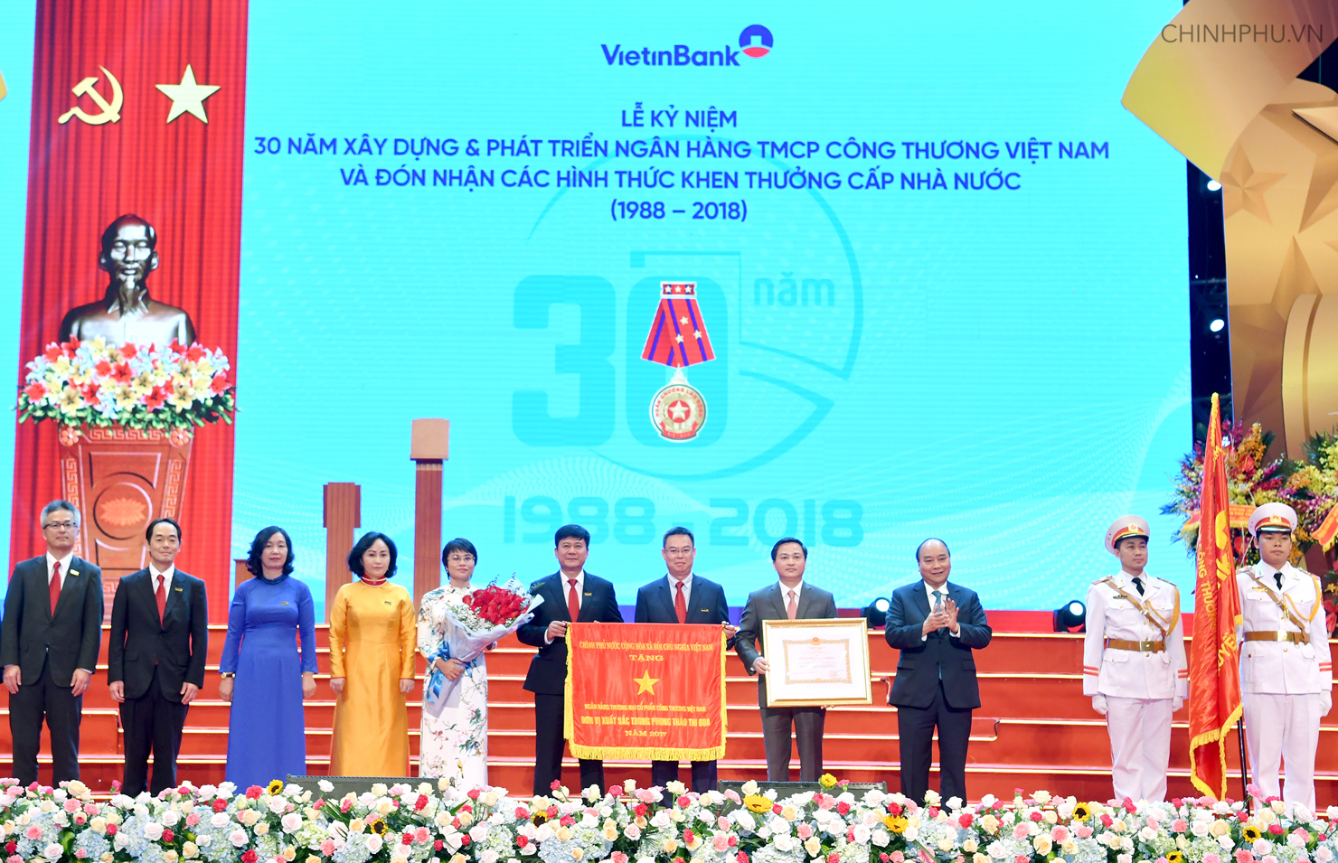 Thay mặt lãnh đạo Đảng, Nhà nước, Thủ tướng đã trao Huân chương lao động Hạng Nhất, Cờ thi đua của Chính phủ cho Vietinbank.