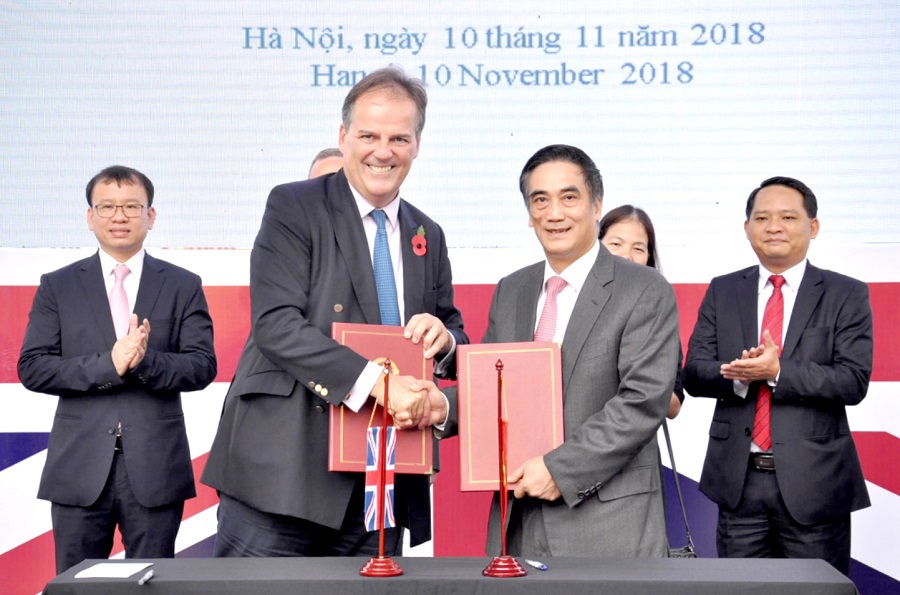 Thứ trưởng Trần Xuân Hà và ông Mark Field  Ký kết gia hạn Biên bản ghi nhớ hợp tác tài chính giai đoạn 2018-2021