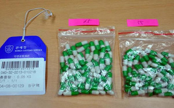Thuốc "chứa thành phần từ người" bị chính quyền Hàn Quốc tịch thu, lưu giữ tại Công an tỉnh South Chungcheong. Ảnh: EPA.
