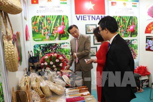 Đại sứ Việt Nam tại Ấn Độ Phạm Sanh Châu tham quan gian hàng của Việt Nam. Ảnh: Huy Lê - P/v TTXVN tại Ấn Độ