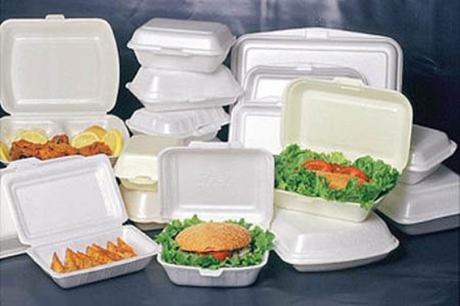Cũng như túi nilon, đồ hộp đựng thực phẩm trở lên quen thuộc đối với người tiêu dùng Việt.
