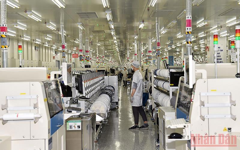 Dây chuyền sản xuất linh kiện điện tử ở Công ty TNHH Samsung Electronics Thái Nguyên. Ảnh: Nhật Bắc