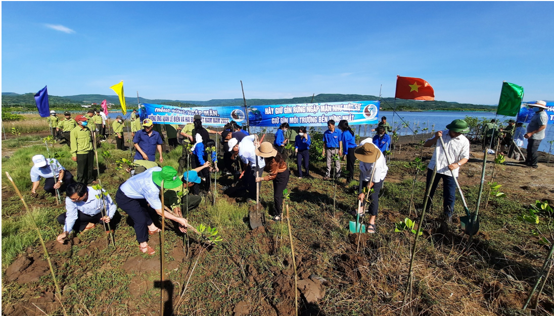 C&aacute;c đại biểu tham gia trồng rừng ngập mặn chống biến đổi kh&iacute; hậu, hưởng ứng &ldquo;Tuần lễ Biển v&agrave; Hải đảo Việt Nam năm 2022.