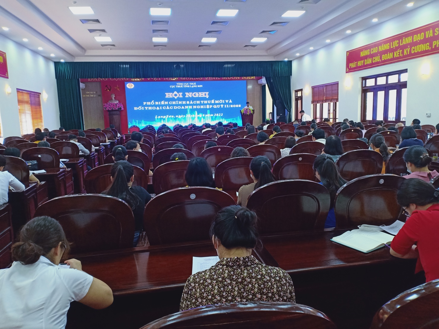 Toàn cảnh hội nghị phổ biến chính sách thuế của tỉnh Lạng Sơn. 