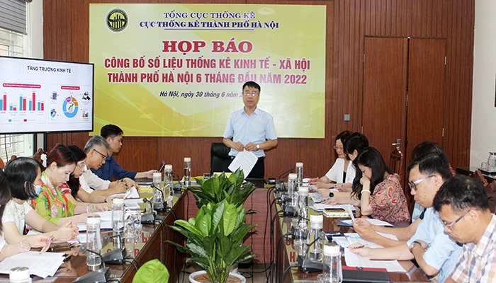 Cục trưởng Cục Thống kê Hà Nội Đậu Ngọc Hùng phát biểu tại buổi họp báo.