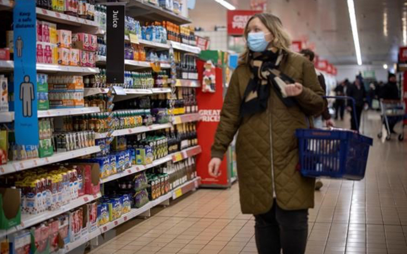 Người dân mua sắm tại một siêu thị ở London, Anh.