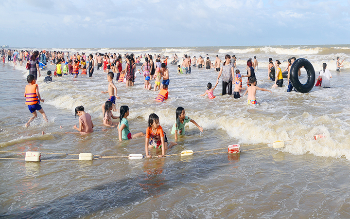 Bãi biển Sầm Sơn (tỉnh Thanh Hóa) thu hút đông du khách trong kỳ nghỉ hè.
