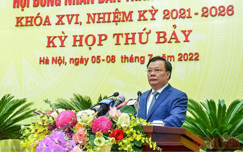 Ủy viên Bộ Chính trị, Bí thư Thành ủy Hà Nội Đinh Tiến Dũng phát biểu tại kỳ họp.