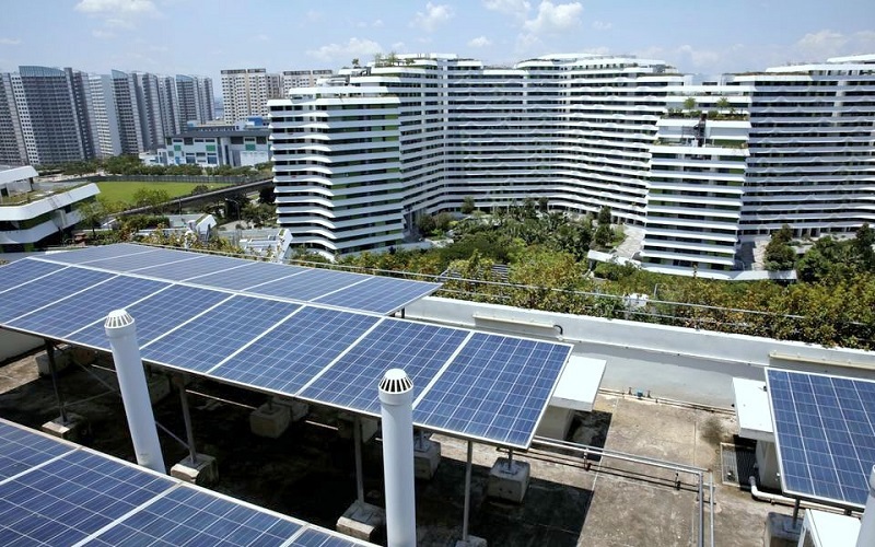 Các tấm pin mặt trời trên mái một khu nhà ở công cộng ở Singapore.