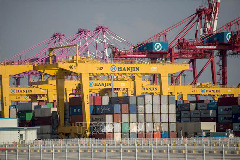 Container hàng hóa được xếp tại cảng Hanjin Incheon, Seoul, Hàn Quốc.