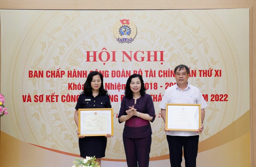 Thứ trưởng Bộ Tài chính Vũ Thị Mai trao Bằng khen của Tổng Liên đoàn Lao động Việt Nam cho cá nhân có thành tích xuất sắc trong phong trào thi đua lao động giỏi; phong trào thi đua xây dựng Cơ quan và Tổ chức Công đoàn vững mạnh năm 2021.
