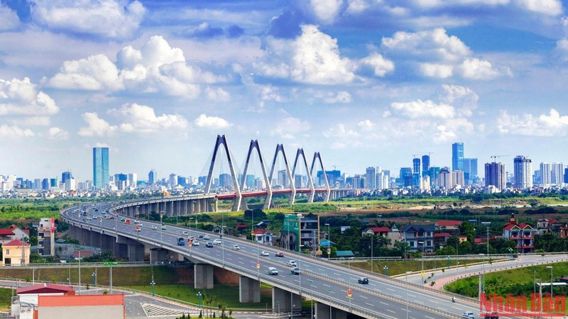 Cầu Nhật Tân kết nối trung tâm Hà Nội với sân bay quốc tế Nội Bài và các tỉnh Tây Bắc. Ảnh: Duy Linh