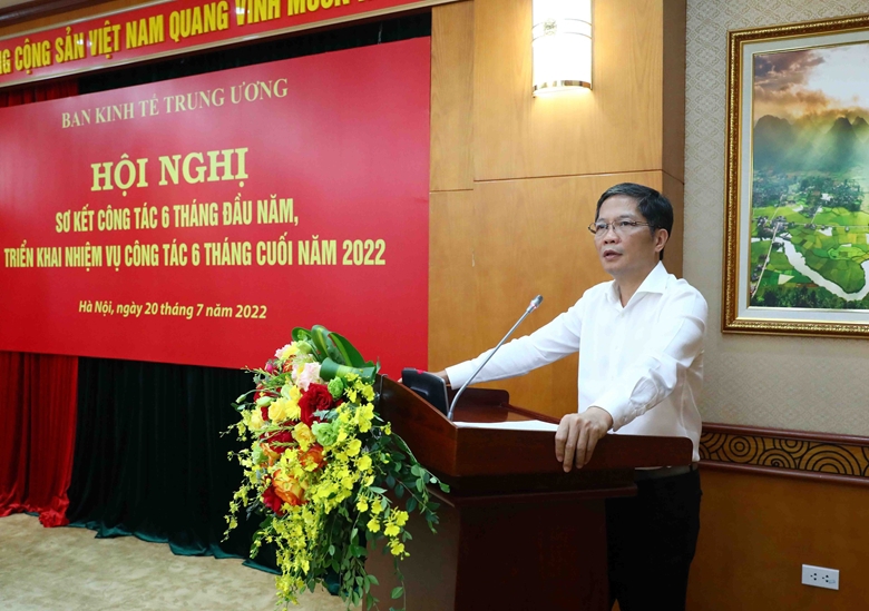 Đồng chí Trần Tuấn Anh, Ủy viên Bộ Chính trị, Trưởng Ban Kinh tế Trung ương phát biểu chỉ đạo tại Hội nghị. 