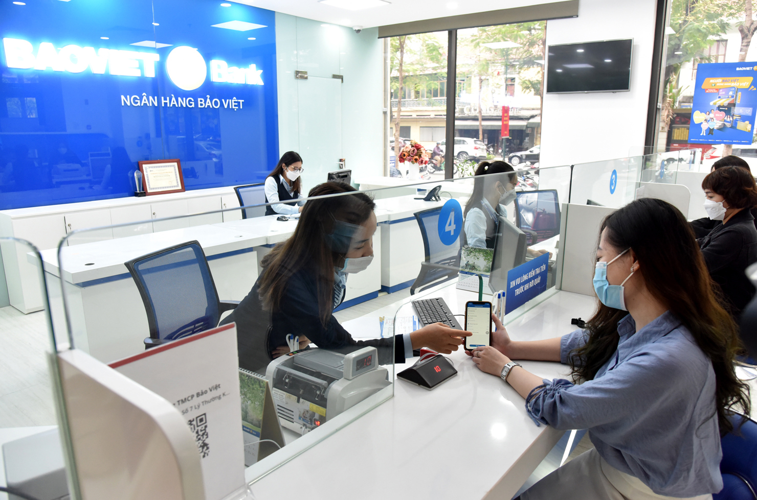 Kh&aacute;ch h&agrave;ng giao dịch tại BAOVIET Bank.