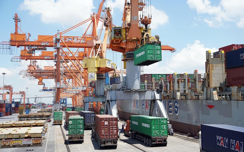 Bốc xếp hàng hóa xuất, nhập khẩu tại cảng Tân Vũ (Hải Phòng). Ảnh: Minh Hà