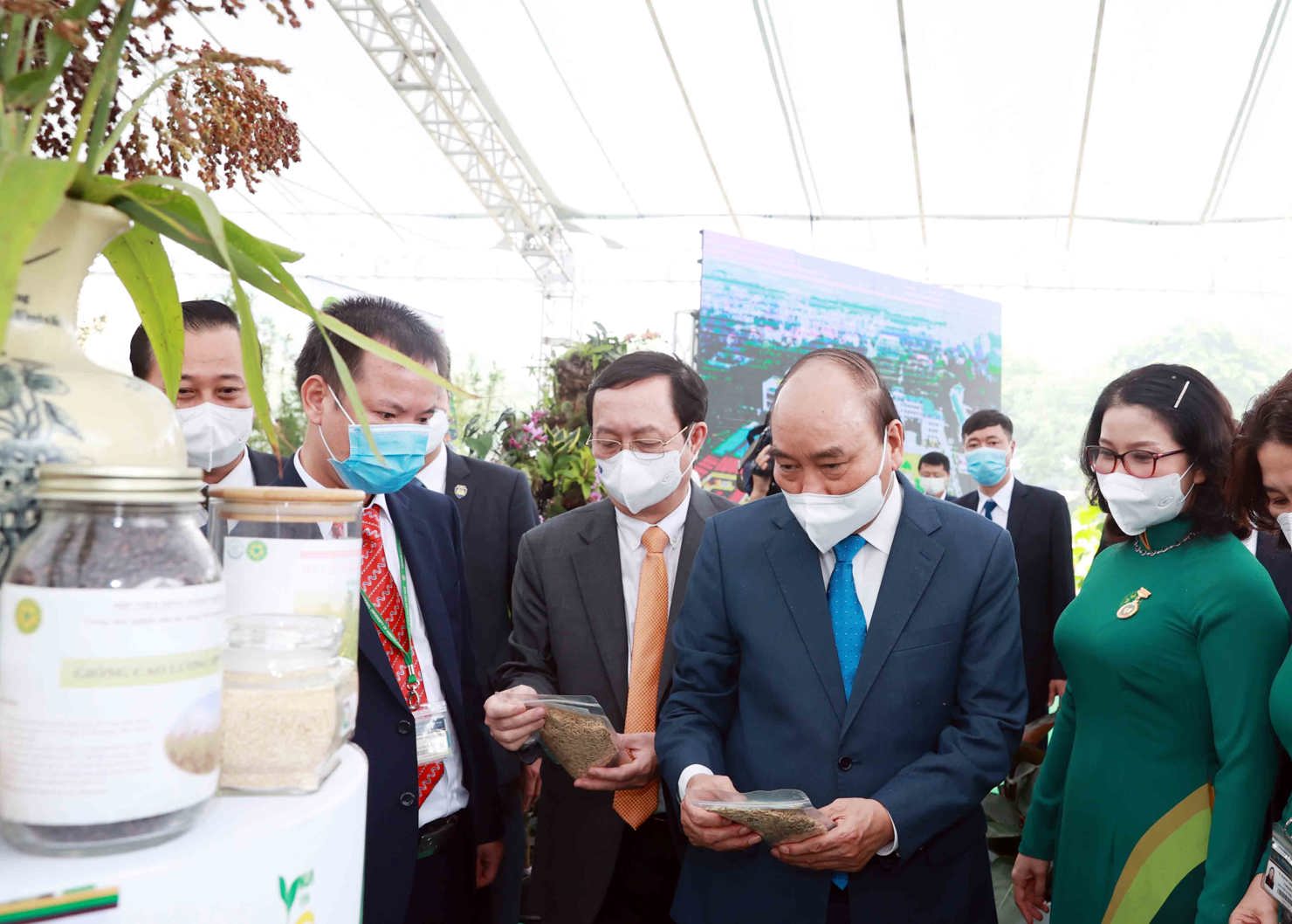 Ủy viên Bộ Chính trị, Chủ tịch nước Nguyễn Xuân Phúc thăm gian hàng trưng bày các sản phẩm nông nghiệp tại Học viện Nông nghiệp Việt Nam. Nguồn: vpctn.gov.vn