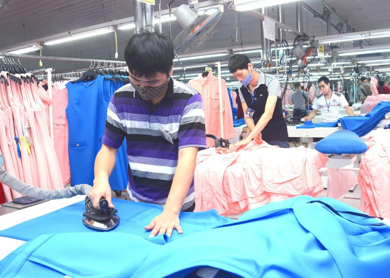 Sản xuất hàng may mặc xuất khẩu tại Công ty cổ phần may Sơn Hà, thị xã Sơn Tây, TP Hà Nội. Ảnh: Đăng Duy