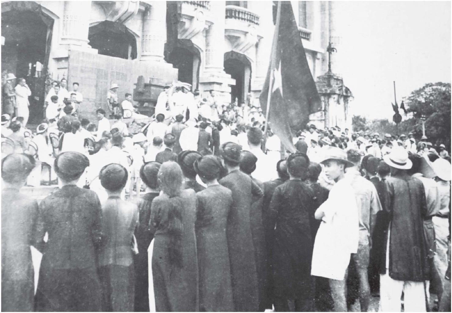 Các tầng lớp Công thương Hà Nội nô nức ủng hộ Quỹ Độc lập và Tuần lễ Vàng tổ chức tại Nhà hát Lớn, Hà Nội (tháng 9/1945).